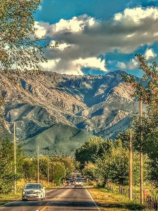 ruta en merlo san luis con montañas de fondo